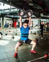  夜间灯光球场投入使用，上班族下班后挥拍健身