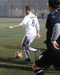  边路传中精准制导，高中锋头顶建奇功