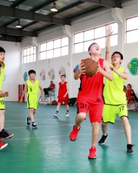  校园篮球蓬勃发展，基层培养见成效