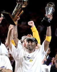  费德勒出席元老赛开幕式，传奇归来引全场起立致敬  