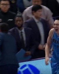  老将压哨三分绝杀，主场球迷陷入沸腾