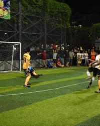  五人制足球风靡都市，民间赛事蓬勃兴起  