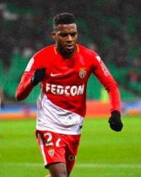  法甲巴黎独占鳌头，摩纳哥紧追不舍