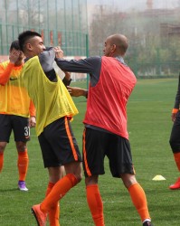  赛前训练开放日，球迷零距离接触球星