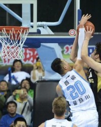  主场哨声引发争议，裁判判罚成赛后焦点