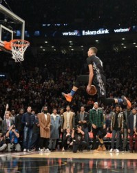  扣篮大赛创意无限，飞行大队竞逐天际