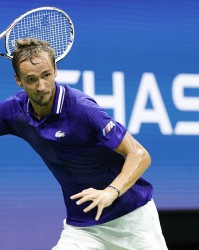  梅德韦杰夫直落三盘卫冕成功