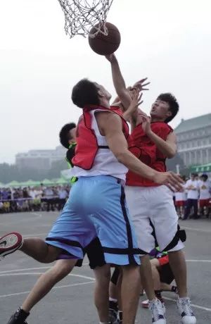  隆德罗草地滑步，女王杯半决赛惊艳全场观众