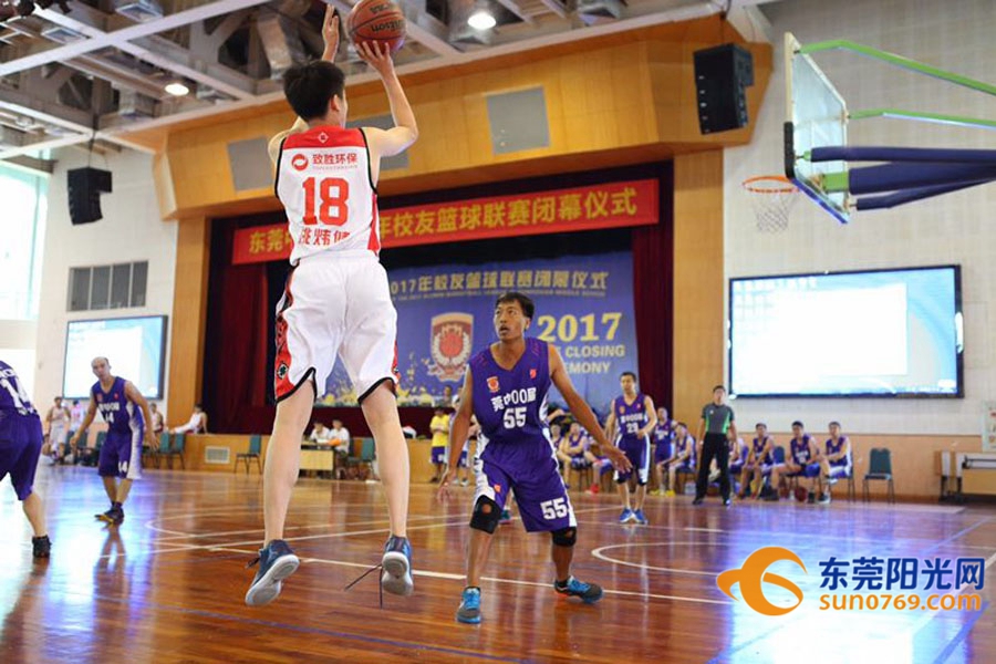  高中篮球联赛半决赛，北京四中险胜上海中学