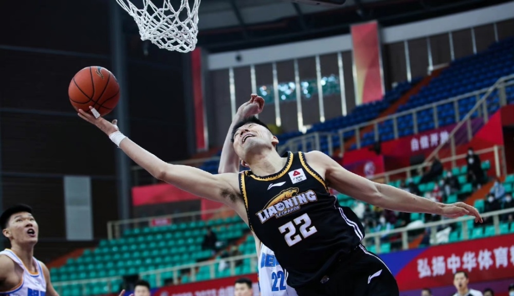  郭艾伦突破上篮绝杀北京首钢震惊全场