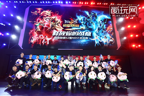  电竞选手昼夜备战，冲刺赛季最终冠军