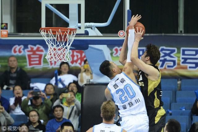  主场哨声引发争议，裁判判罚成赛后焦点