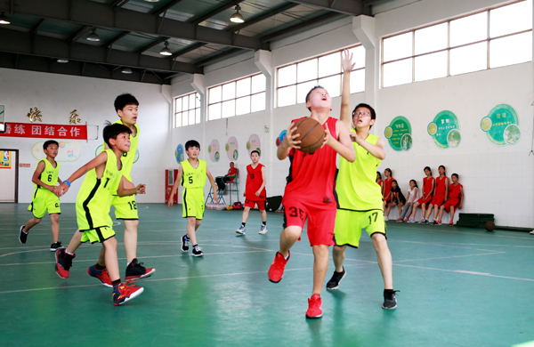  校园篮球蓬勃发展，基层培养见成效