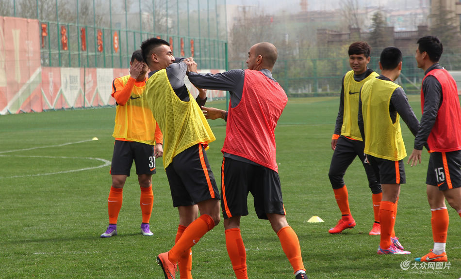  赛前训练开放日，球迷零距离接触球星