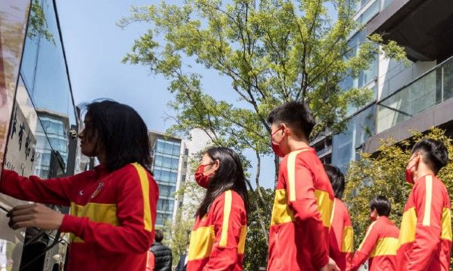  电竞选手刻苦训练备战国际大赛