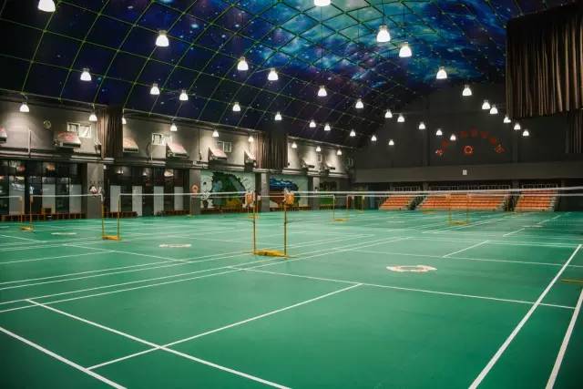  夜间灯光球场投入使用，延长训练时间助力选手备赛  