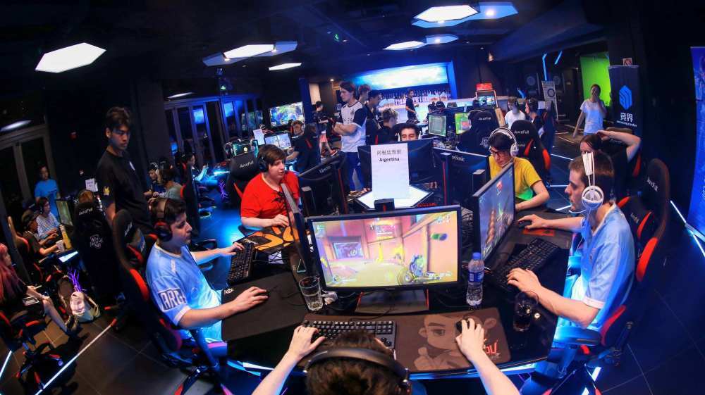  电竞退役选手转型，多领域发展开启人生新篇章